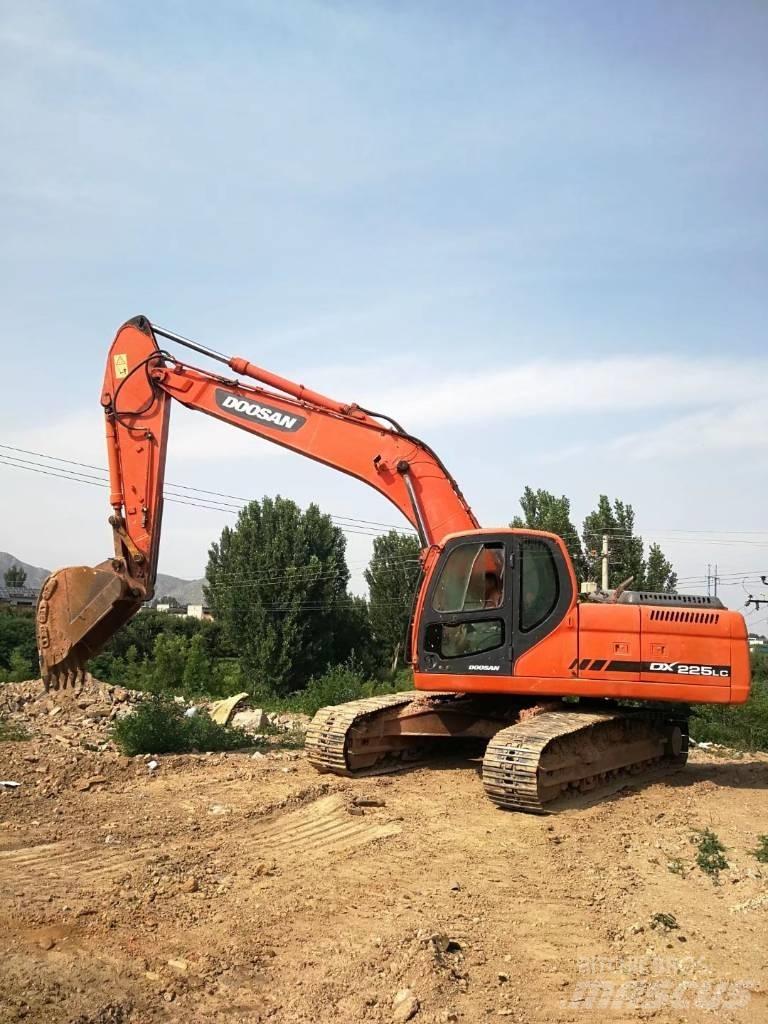 Doosan DX 225 Roomikekskavaatorid
