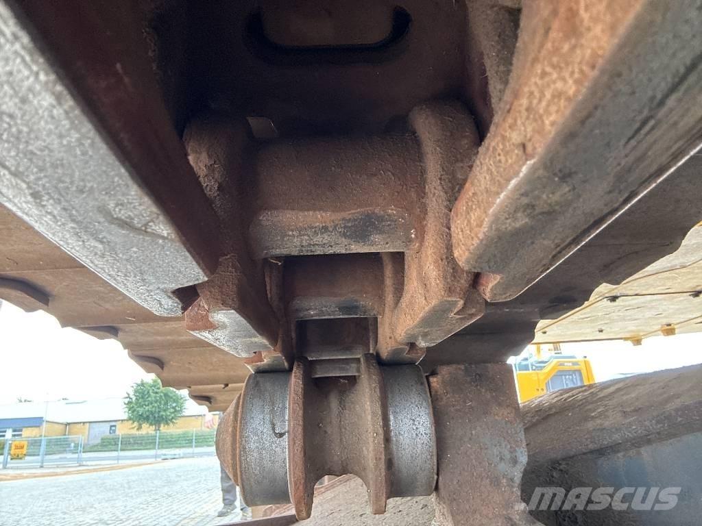Komatsu HB215LC-1 Materjalikäitlusmasinad