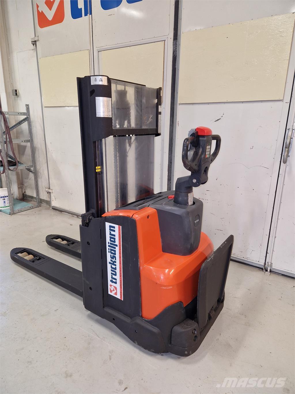 Toyota SWE200D Platvormiga virnastajad