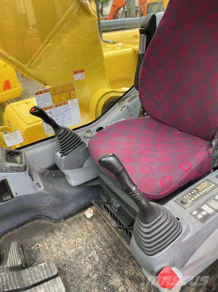 Komatsu 220 Roomikekskavaatorid