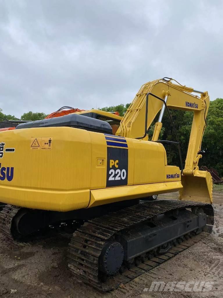 Komatsu 220 Roomikekskavaatorid