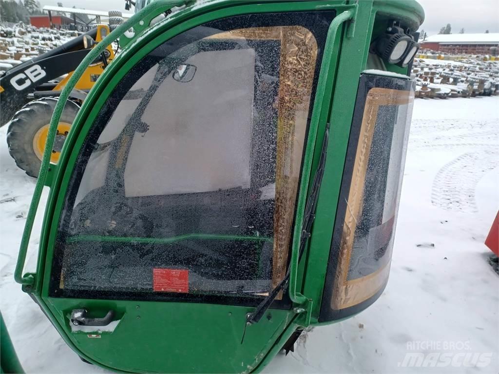 John Deere 1210e Kabiinid