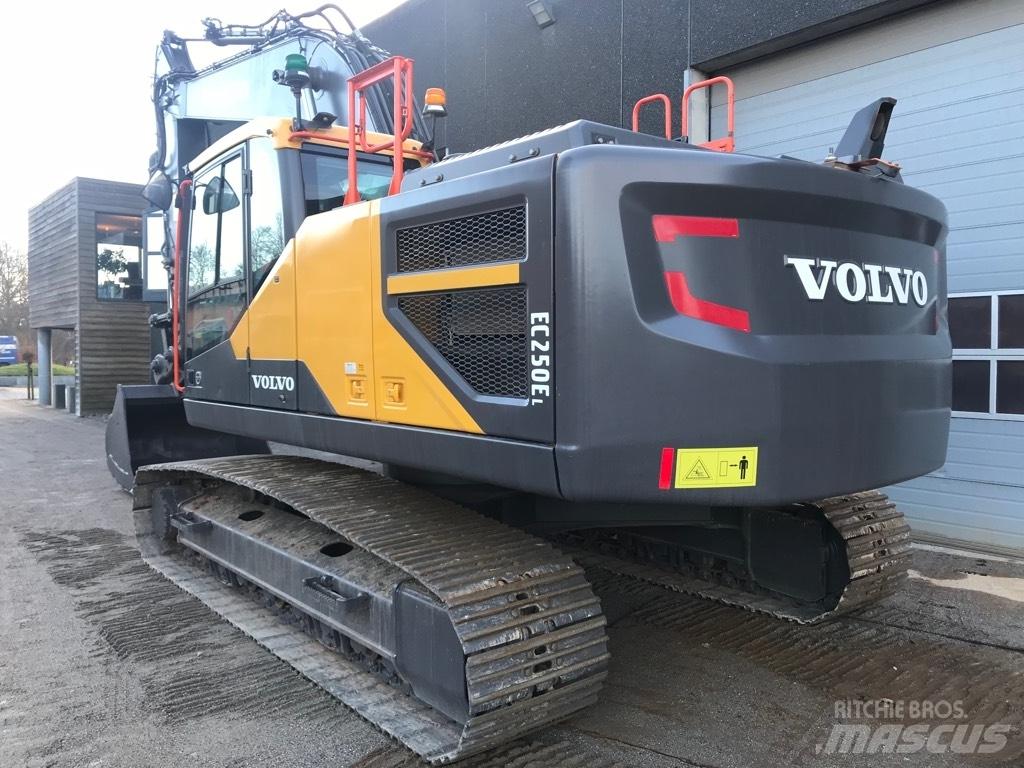 Volvo EC 250 E Roomikekskavaatorid