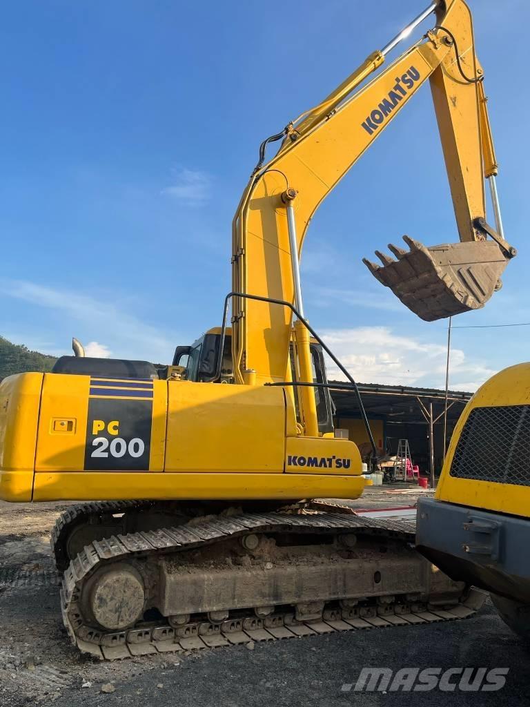 Komatsu PC 200-7 Roomikekskavaatorid