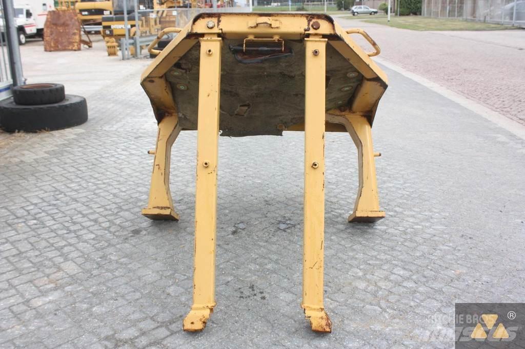 CAT D8N O-rops cab Kabiinid
