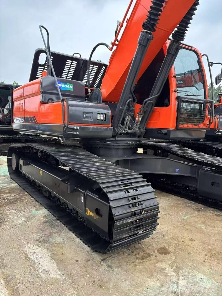 Doosan 225 LCA Roomikekskavaatorid