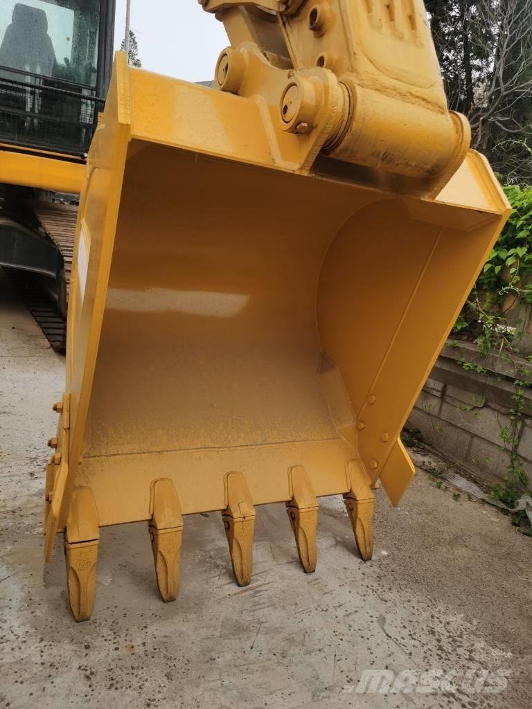 Komatsu PC 220-7 Roomikekskavaatorid