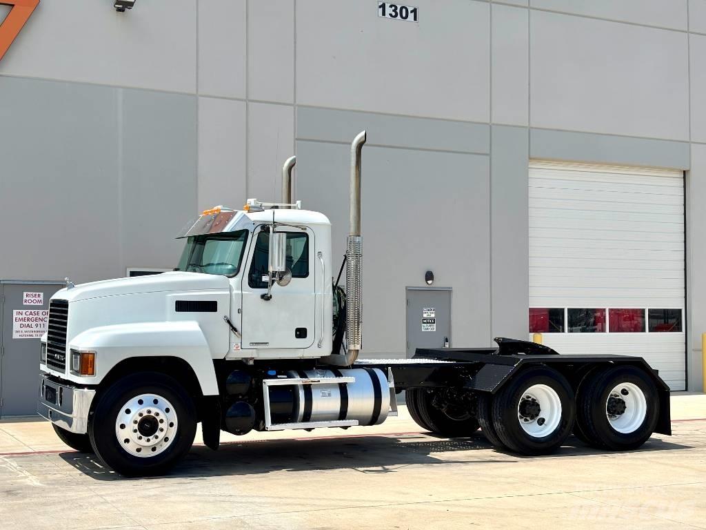 Mack Pinnacle 64T Sadulveokid