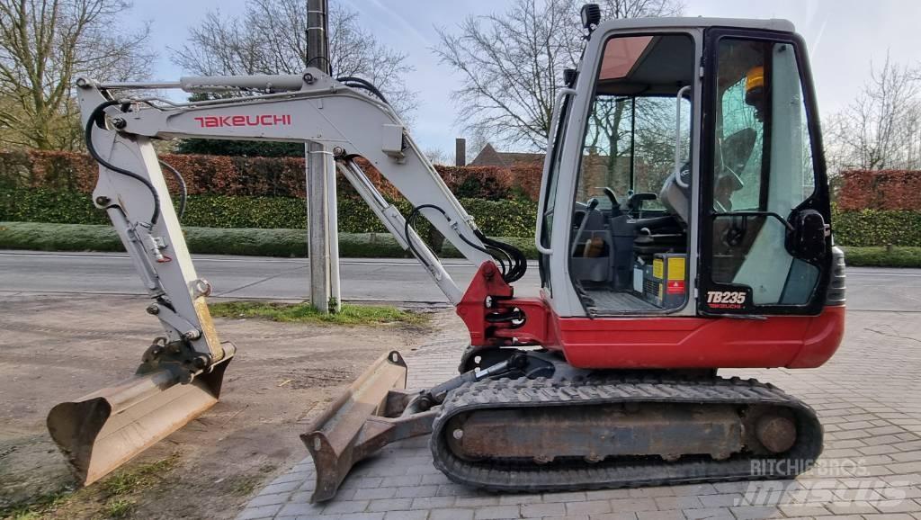 Takeuchi TB 235 Roomikekskavaatorid