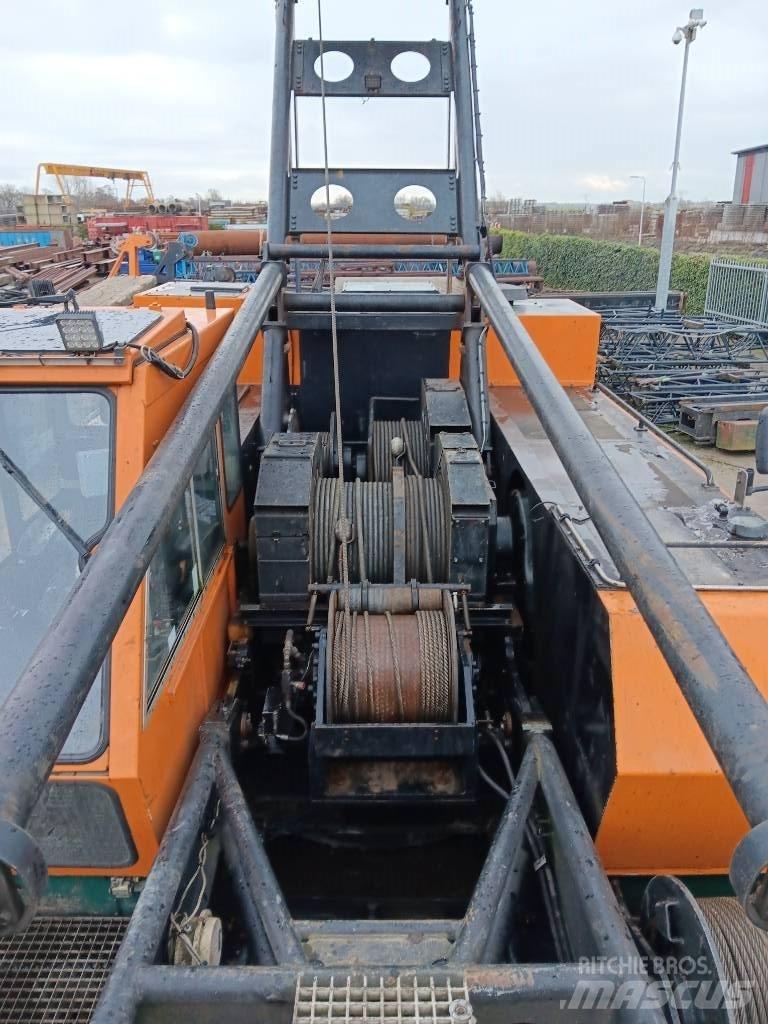 Hitachi KH 230-3 Roomikkraanad