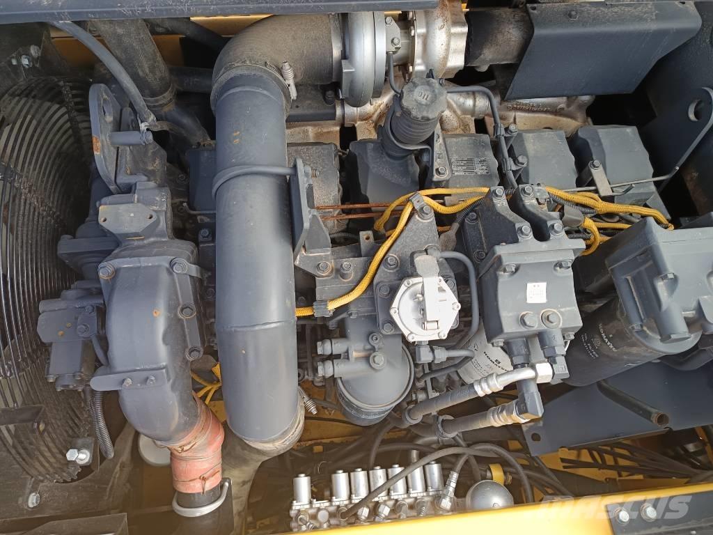 Komatsu PC450-8 Roomikekskavaatorid
