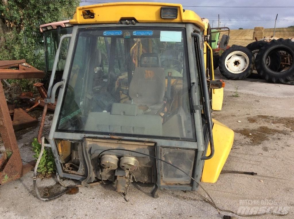 Komatsu WB 97 R Kabiinid
