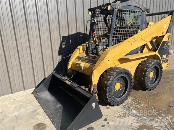 CAT 252 Kompaktlaadurid