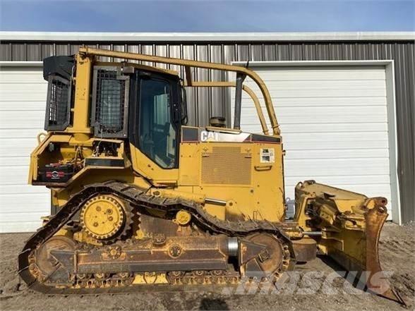 CAT D5M XL Buldooserid