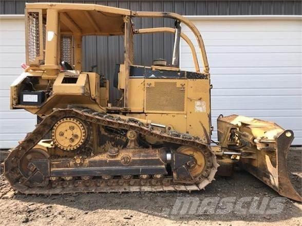 CAT D5M XL Buldooserid