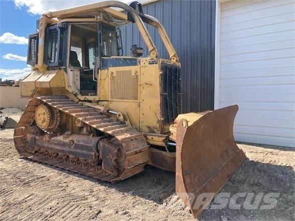 CAT D5M XL Buldooserid