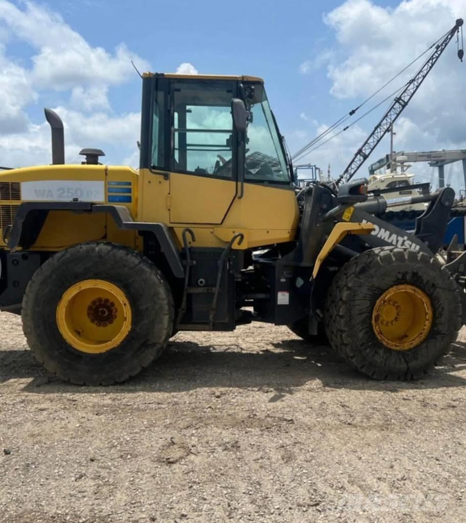 Komatsu WA 250 PZ-6 Rataslaadurid