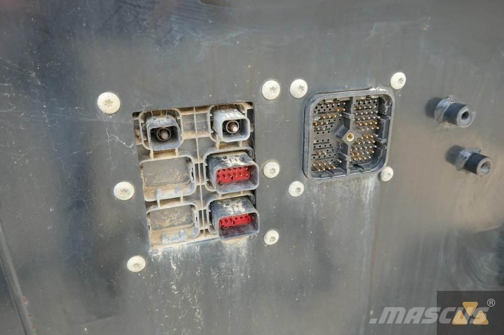 CAT 352F Cab Kabiinid