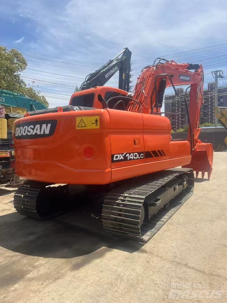 Doosan DX 140 LC Roomikekskavaatorid