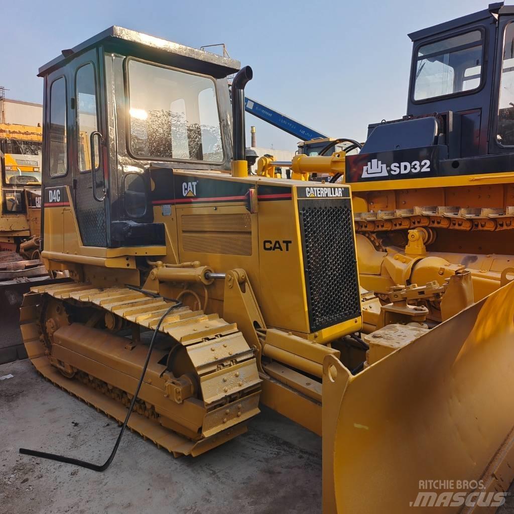 CAT D 4 C Buldooserid