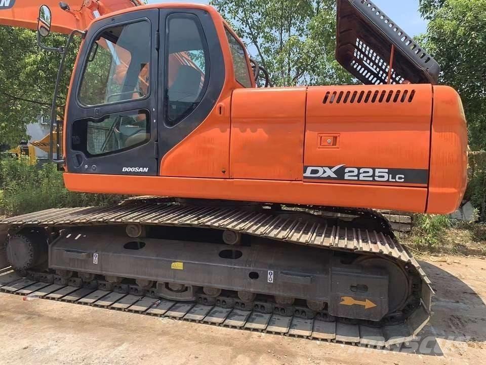 Doosan DX 225 Roomikekskavaatorid