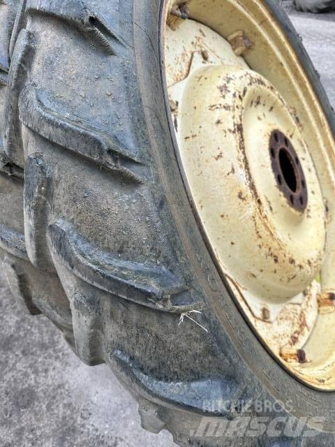 Dunlop 9.5R44 Rehvid, rattad ja veljed