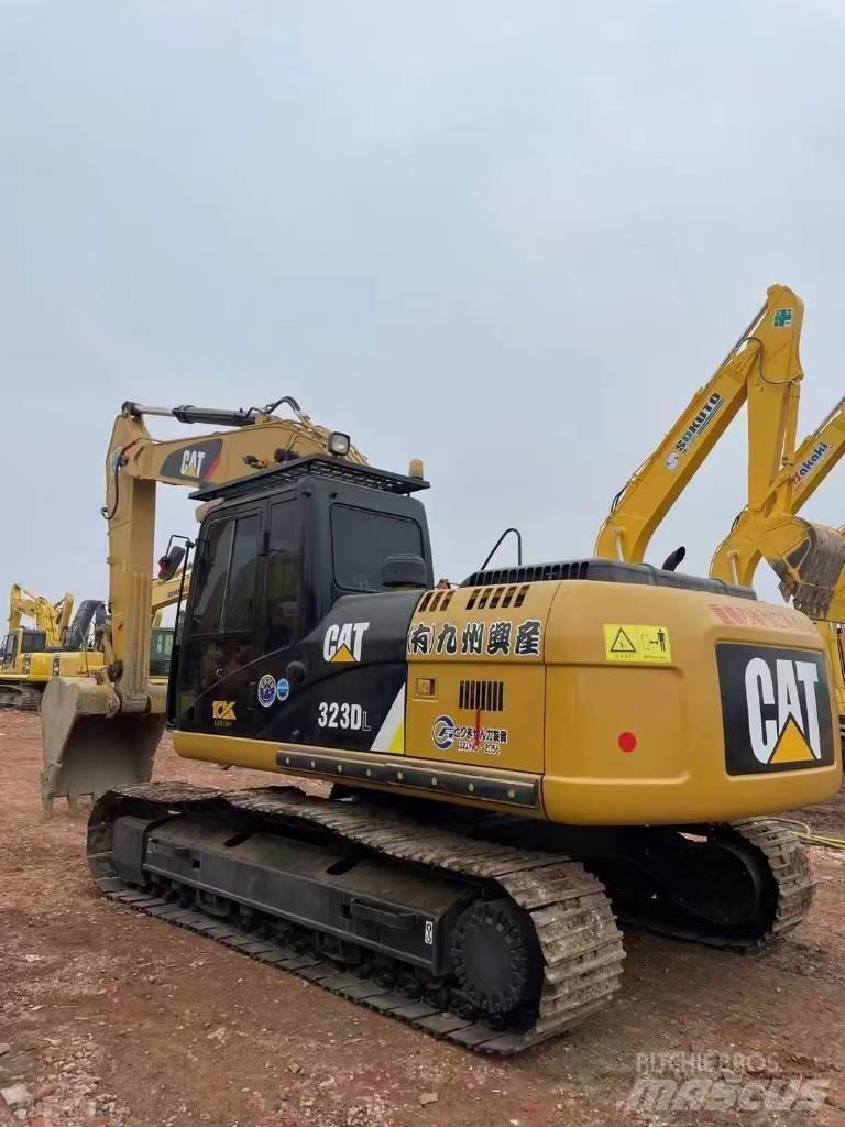 CAT 323 D L Roomikekskavaatorid
