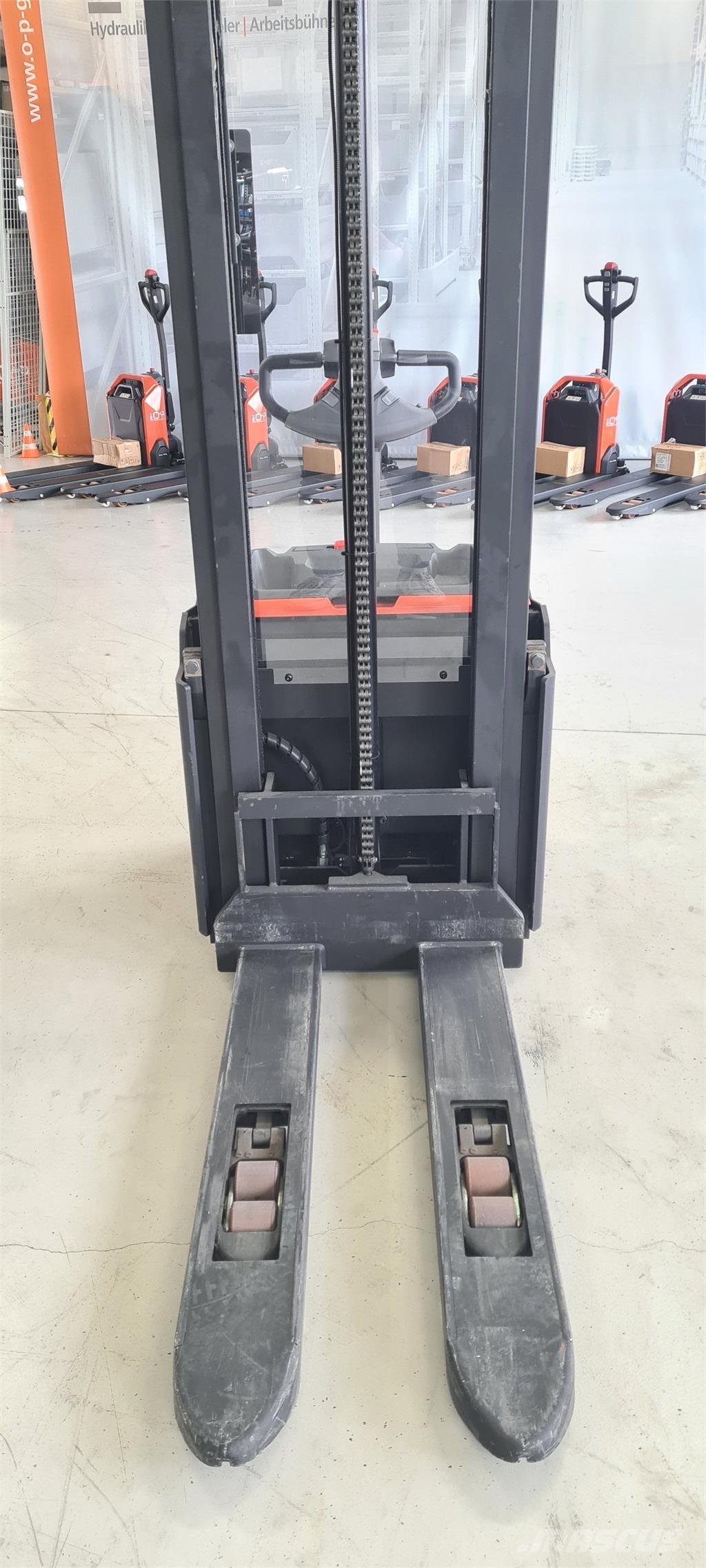 Toyota SWE120L Platvormiga virnastajad