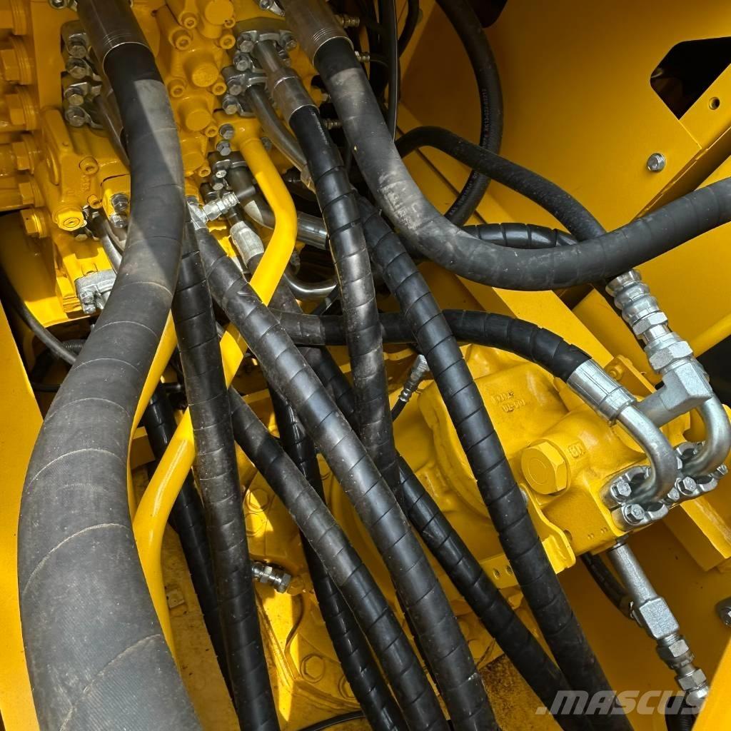 Komatsu 220-8 Roomikekskavaatorid