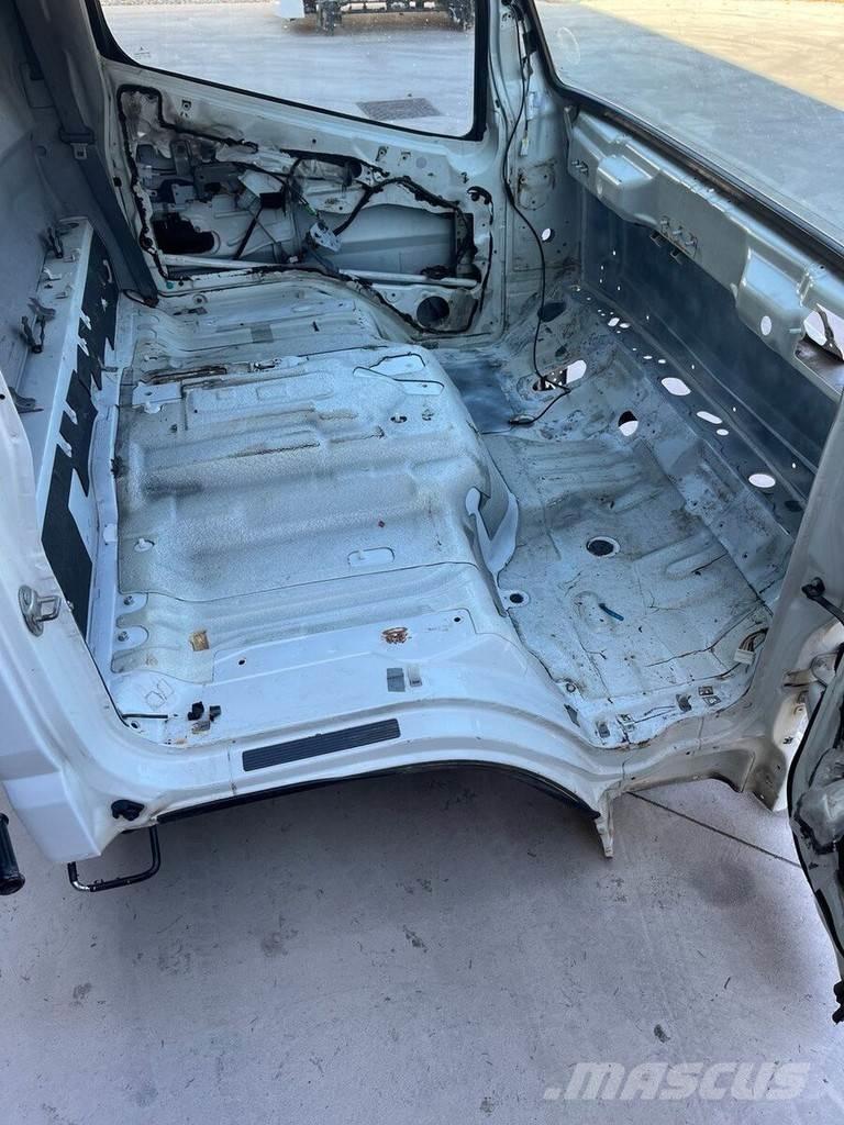 Mitsubishi S MODEL Kabiinid