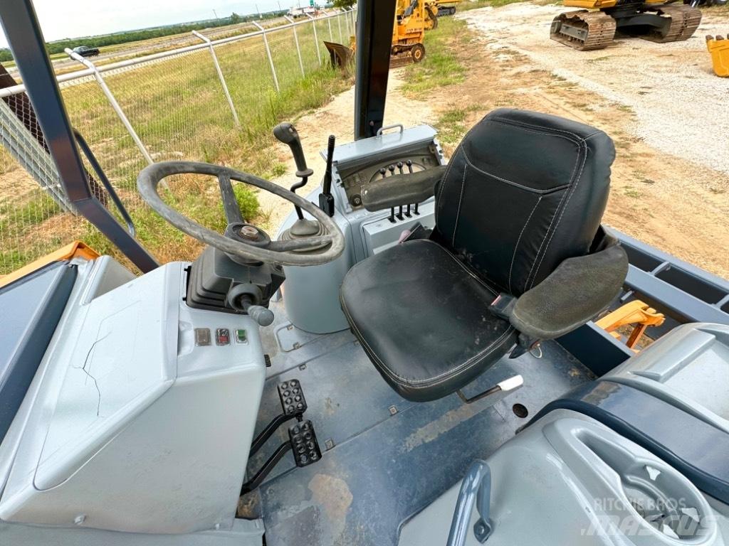 CASE 570 M XT Rataslaadurid