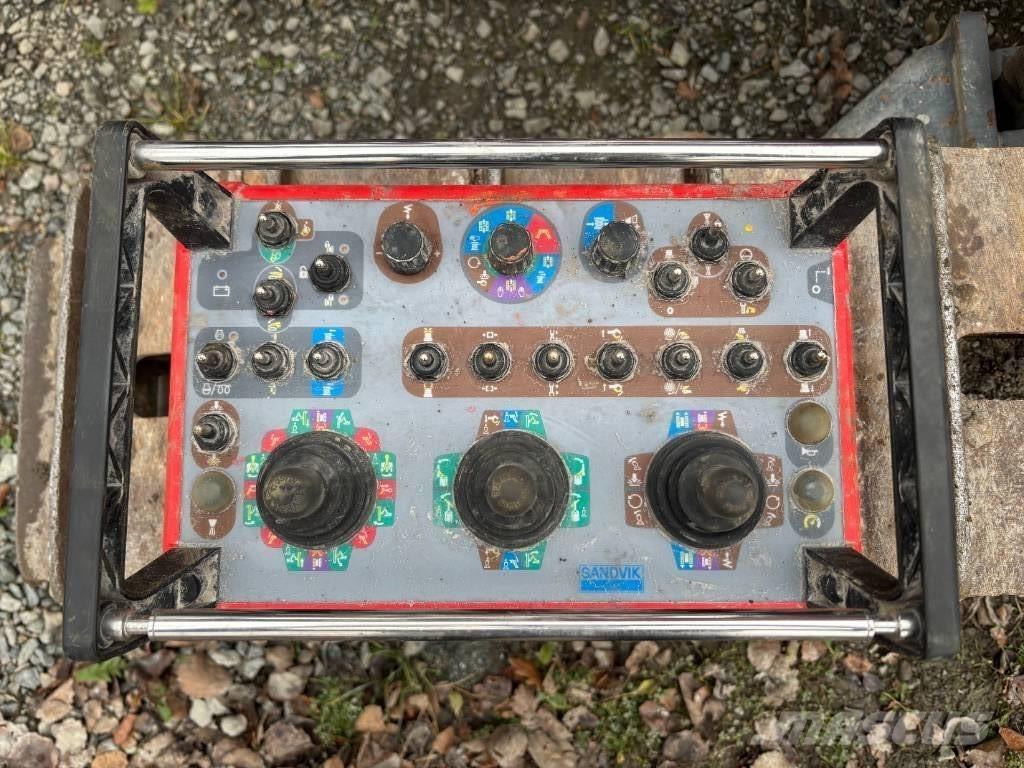 Sandvik Dino DC400Ri Vertikaalsed puurmasinad