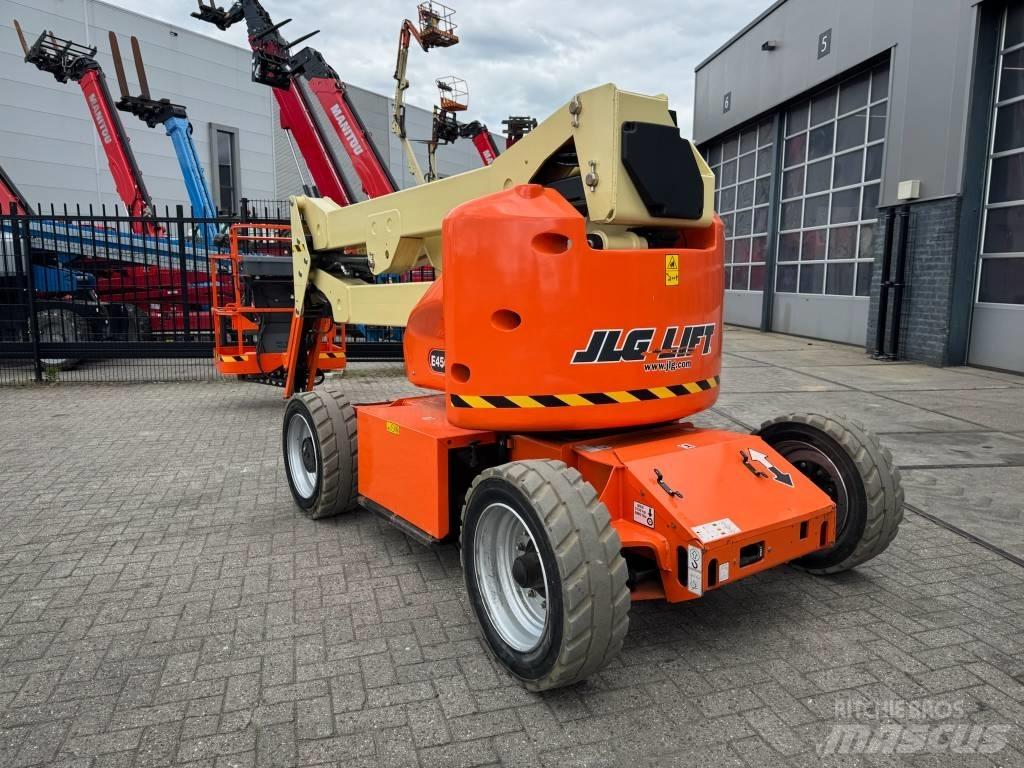 JLG E 450 AJ Iseliikuvad poomtõstukid