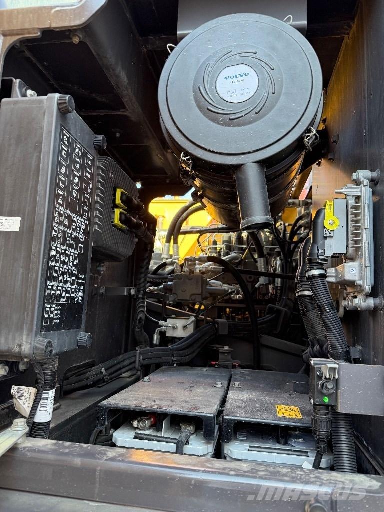 Volvo EC220E Roomikekskavaatorid