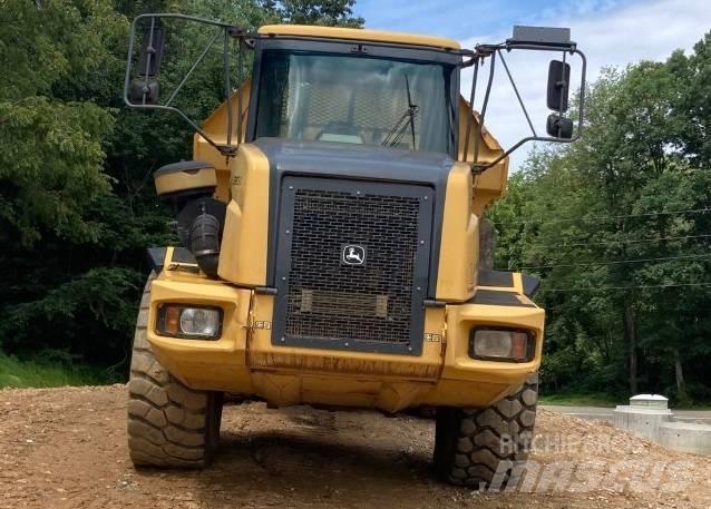John Deere 300 D Liigendraamiga pinnaseveokid