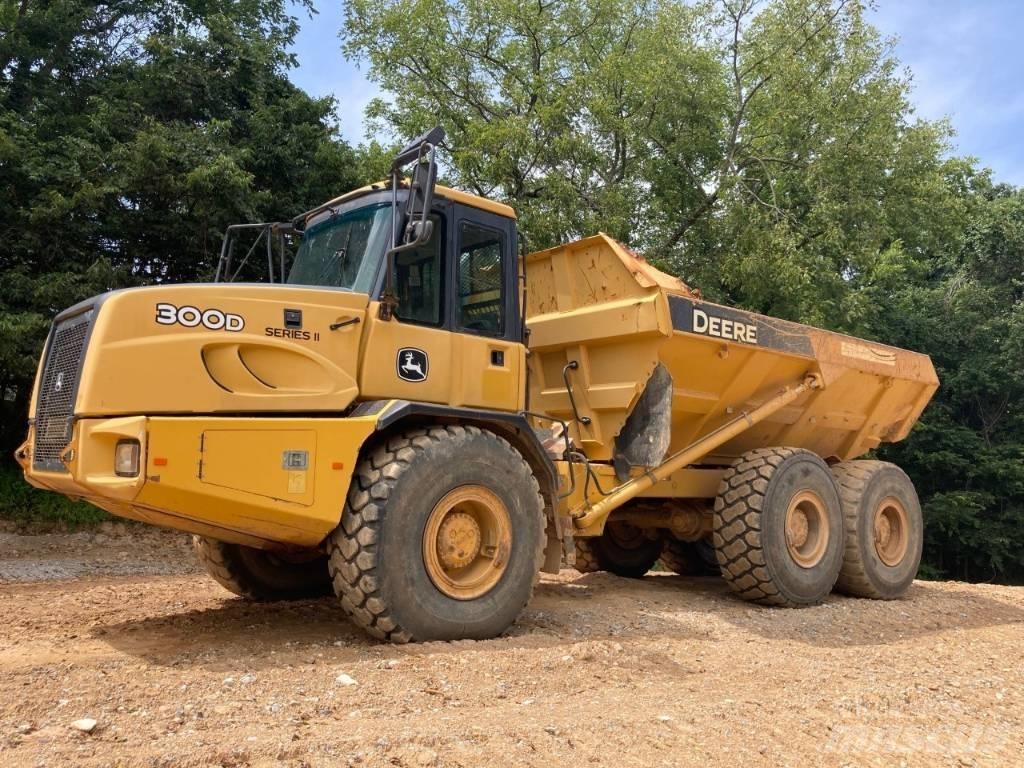 John Deere 300 D Liigendraamiga pinnaseveokid