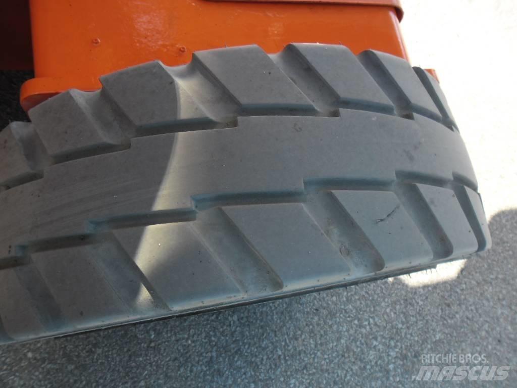 JLG E 450 AJ Iseliikuvad poomtõstukid