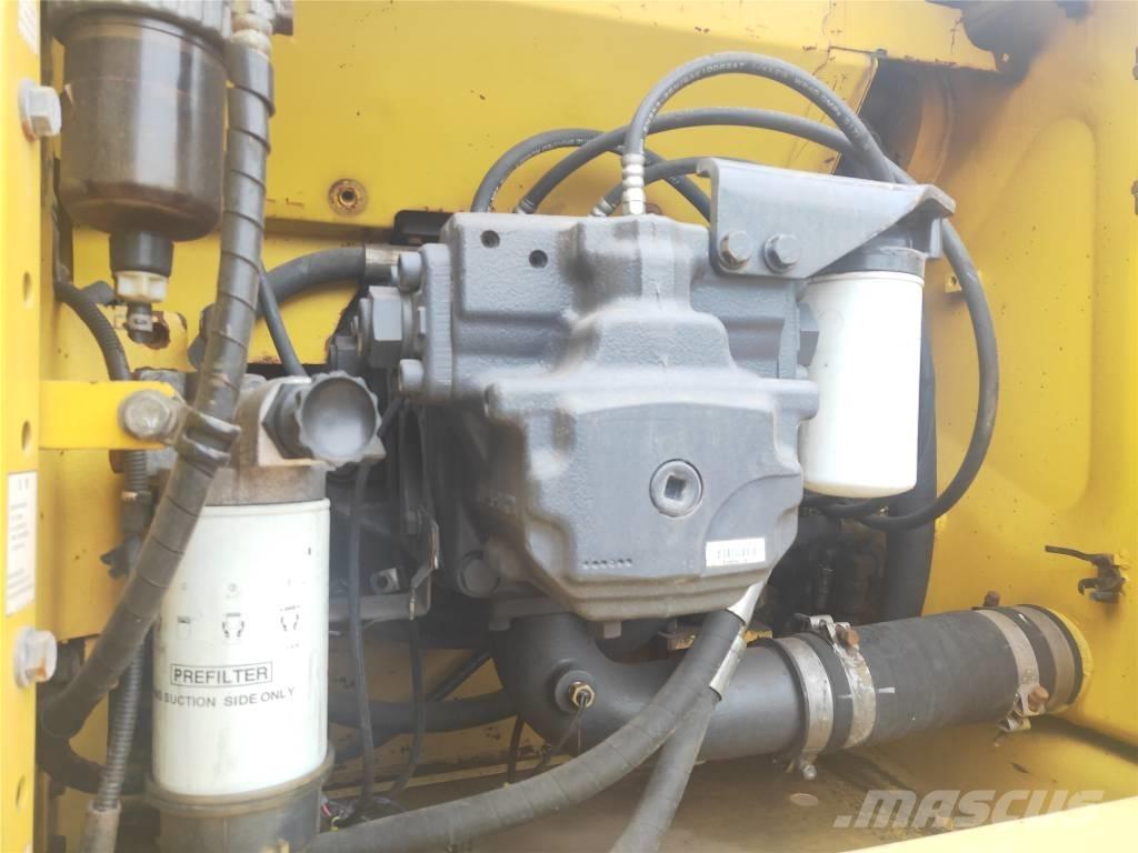 Komatsu PC210-8 Roomikekskavaatorid
