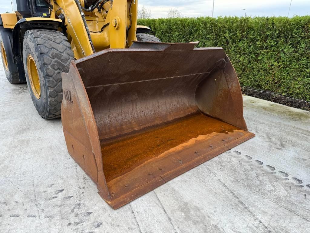 CAT 930 M Rataslaadurid