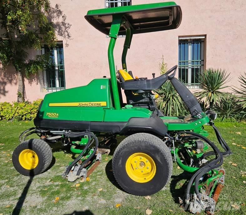 John Deere 7500 A Fairway niidukid
