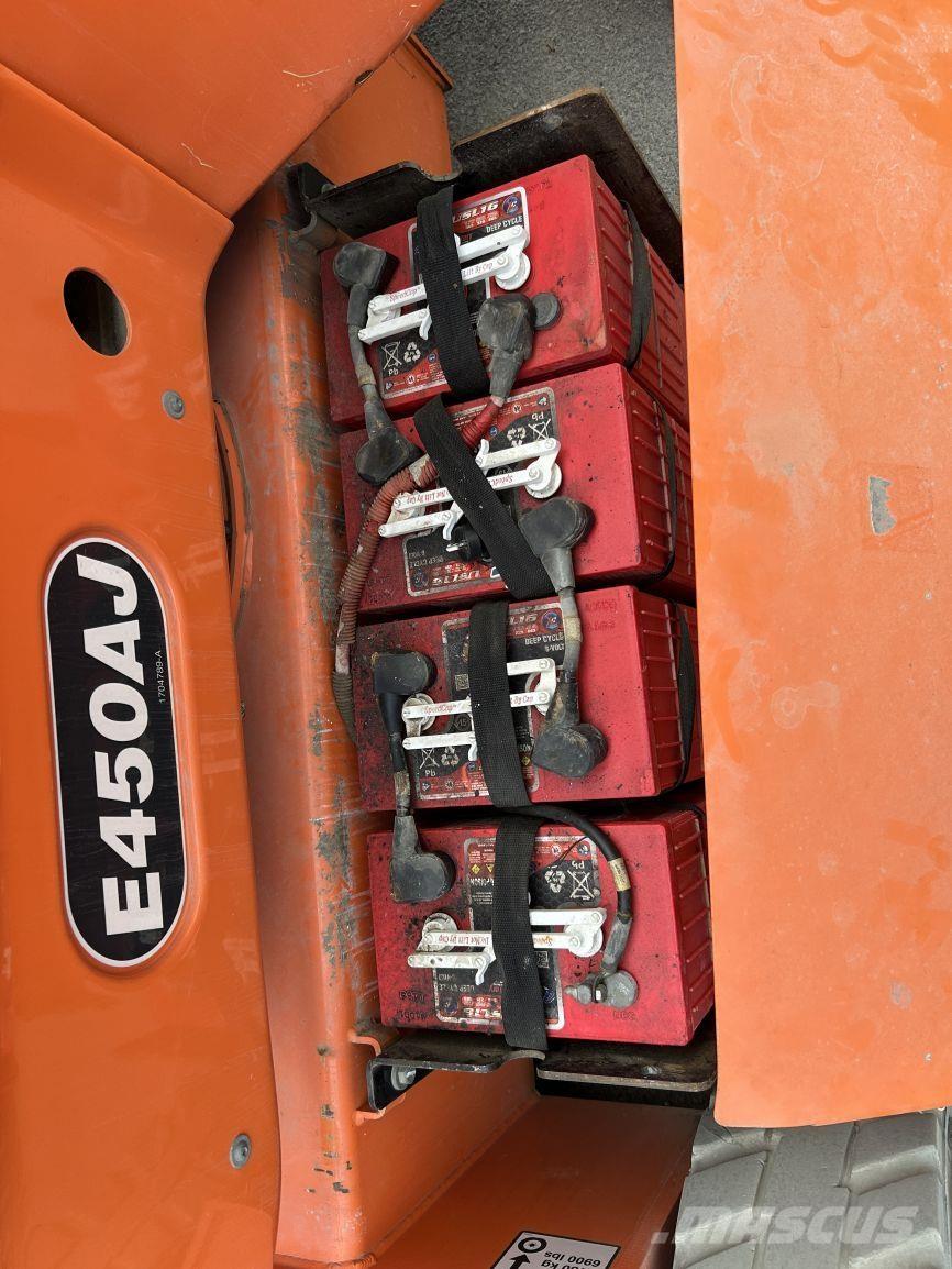 JLG E450AJ (2005) Iseliikuvad poomtõstukid