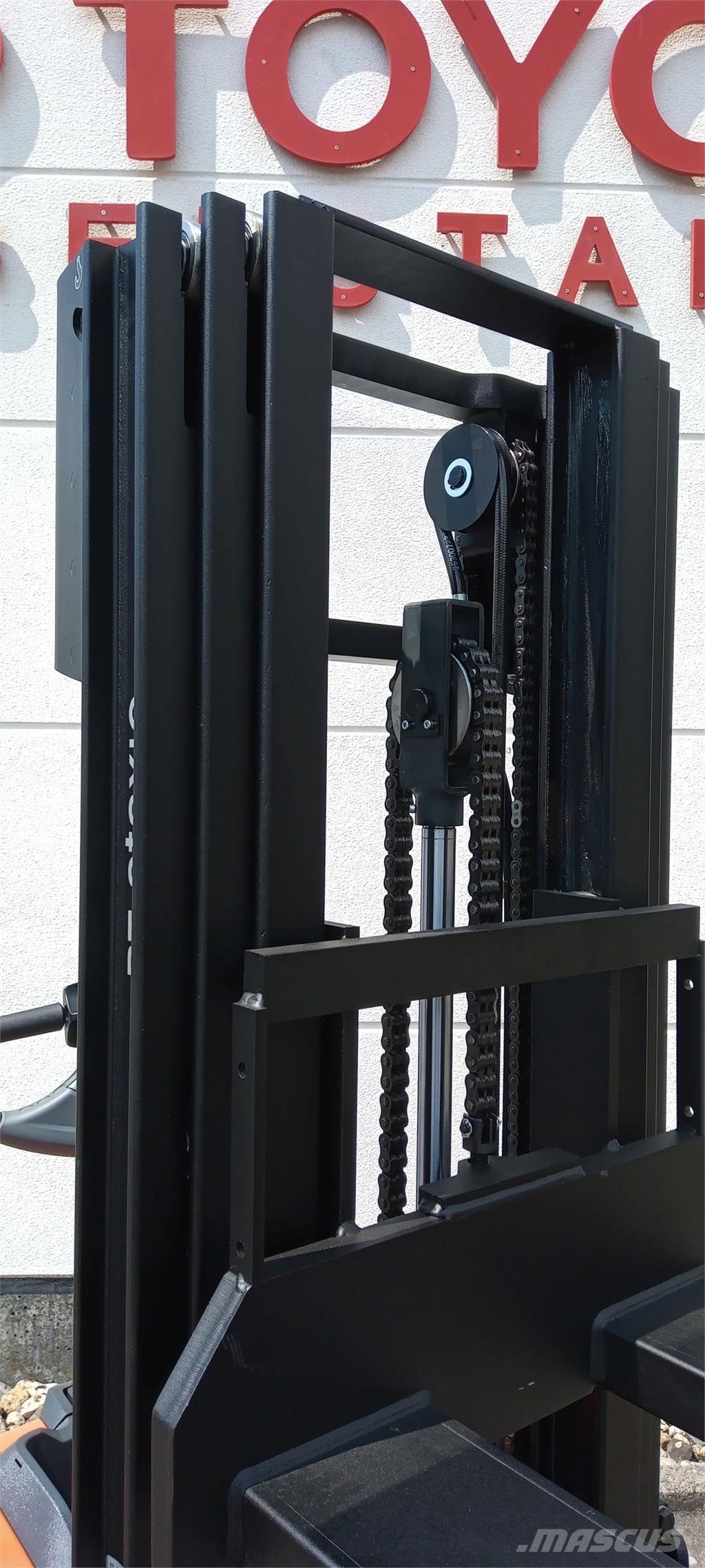 Toyota SWE120L Platvormiga virnastajad