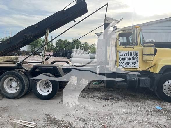 Mack RD688S Prügiautod