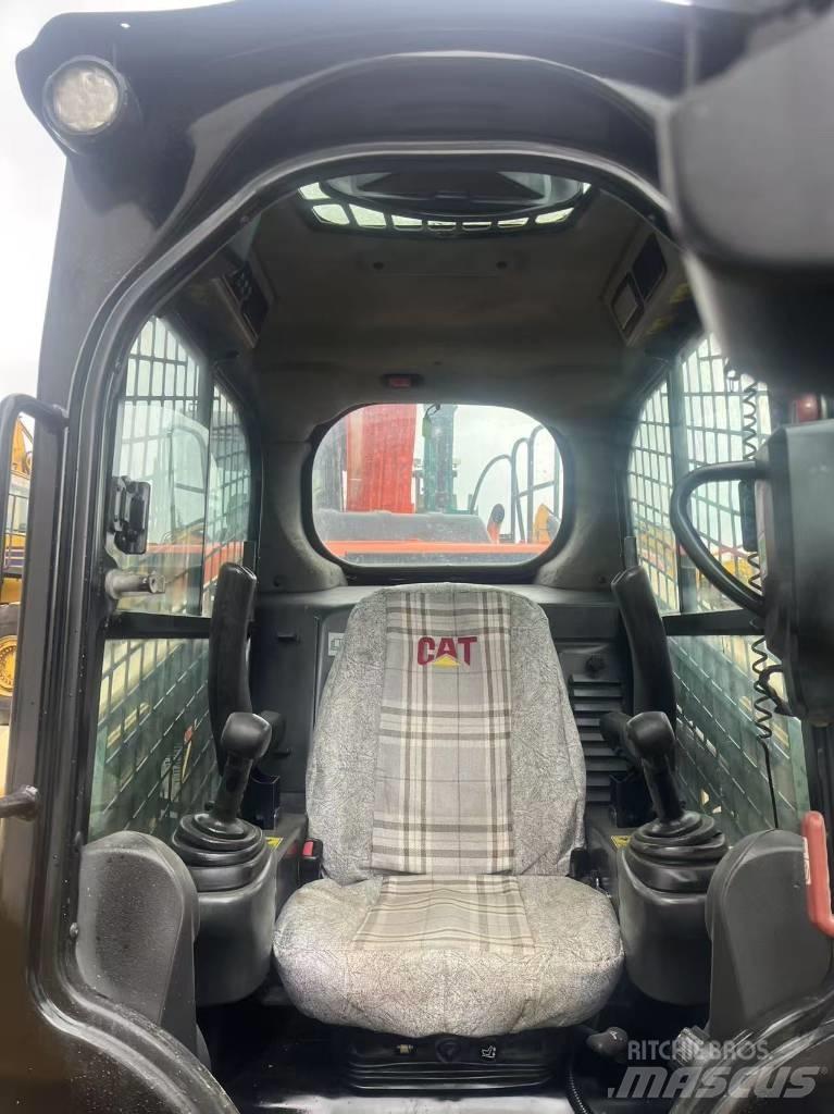 CAT 246 D Kompaktlaadurid