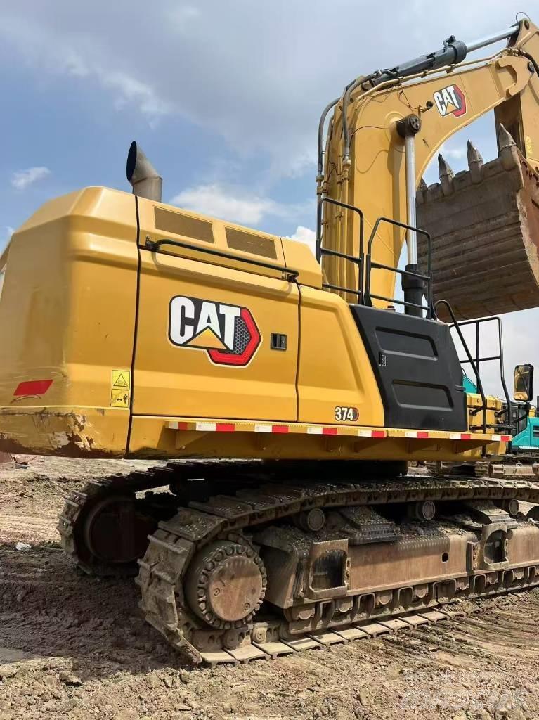 CAT 374 Roomikekskavaatorid