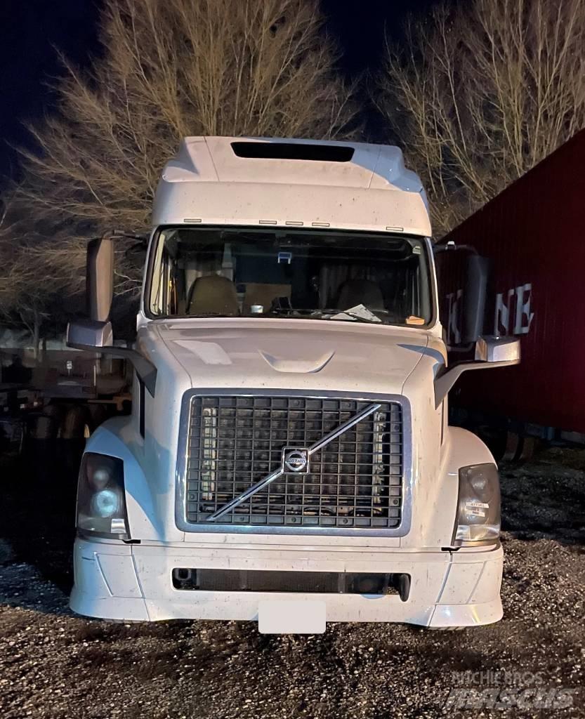 Volvo VNL 42 670 Sadulveokid