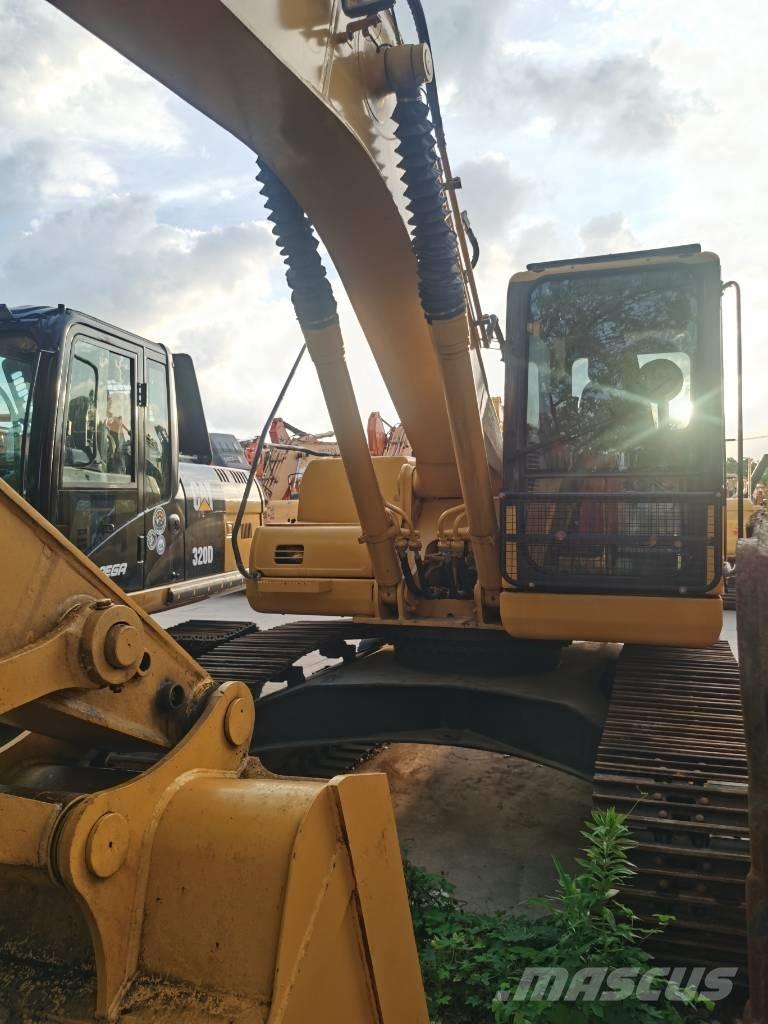 Komatsu PC 220-7 Roomikekskavaatorid