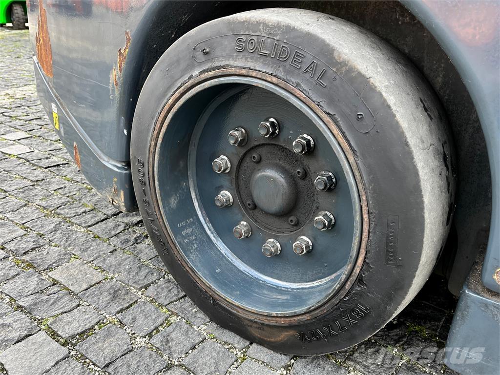 Aisle-Master 15NE Kitsa vahekäigu tõstukid