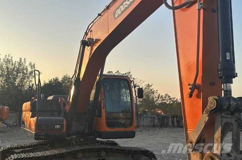 Doosan DX220 Roomikekskavaatorid
