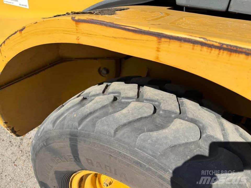 John Deere 244 J Rataslaadurid